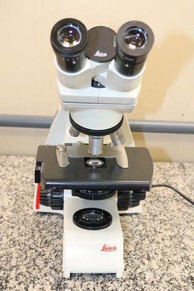 Microscópio comum de bancada